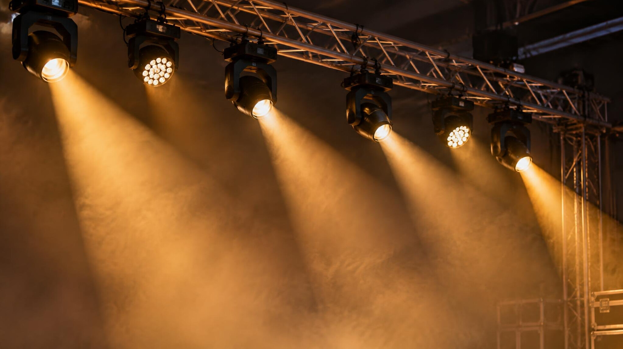 Stage lighting rig with warm beams